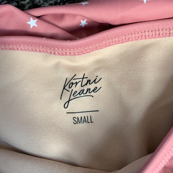 Brand new Kortni Jeane ruffled around top - Picture 2 of 5